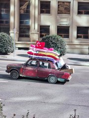 Aracına yüklediği yorganları Türkiye'ye gönderen Beşirli, İHA'ya konuştu: "Kış soğuğunda evsiz kalmanın, yakınlarını kaybetmenin ne olduğunu iyi...