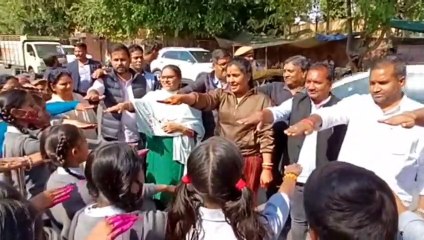 महापौर ने दिलाई स्वच्छता की शपथ, दीवार पर बच्चों ने बनाई पेंटिंग