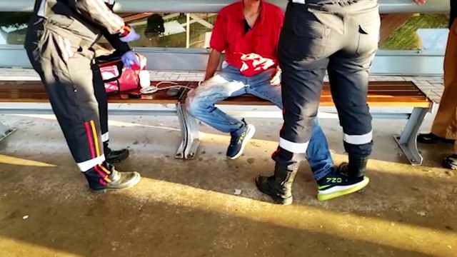 Jovem entra em coletivo para fugir de agressão e recebe cuidados do Samu ao desembarcar ferido no centro