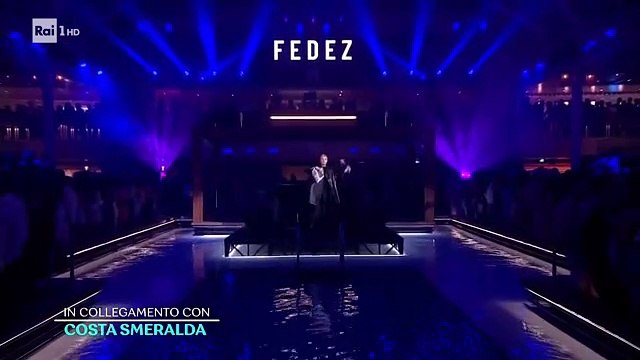 Sanremo 2023, il freestyle politico di Fedez: strappa la foto del viceministro Bignami in diretta