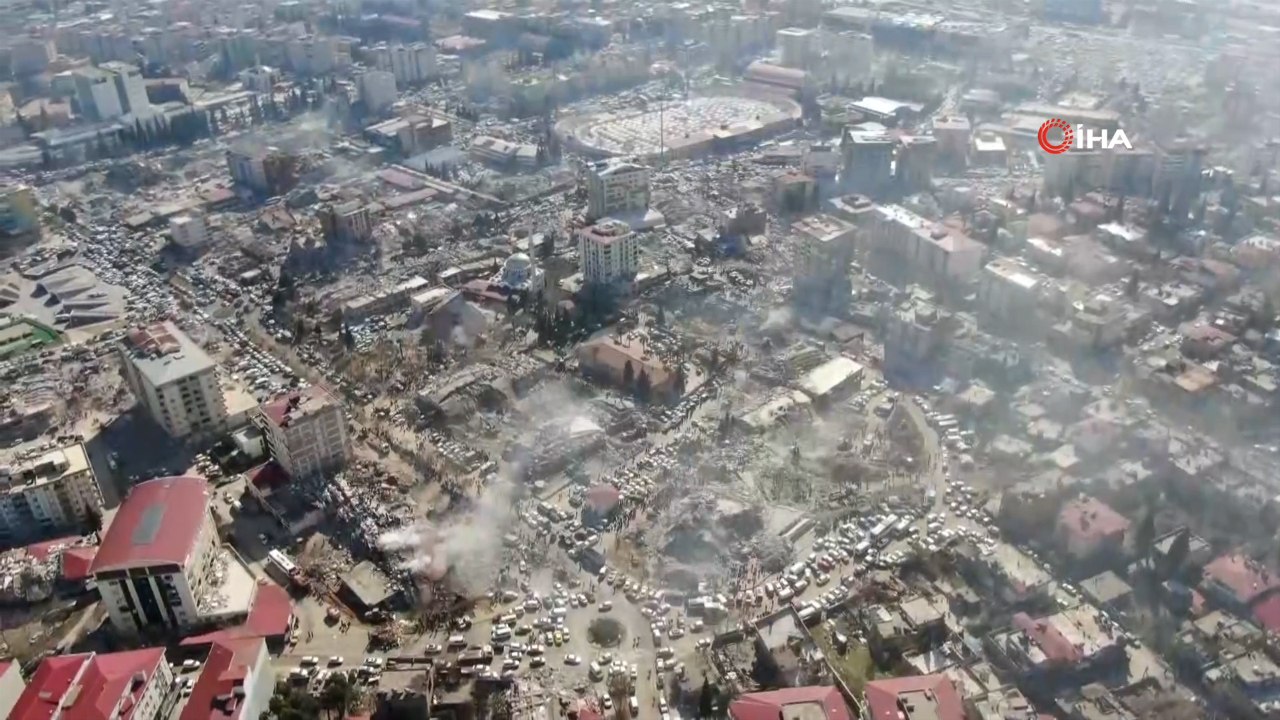 Depremin yarattığı enkaz havadan görüntülendi