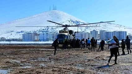 Köylere askeri helikopterlerle erzak sevkiyatı