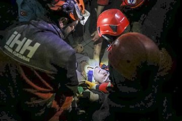 İHH 3 BİN 83 KİŞİLİK EKİBİYLE DEPREM BÖLGESİNDE GÖREV YAPIYOR