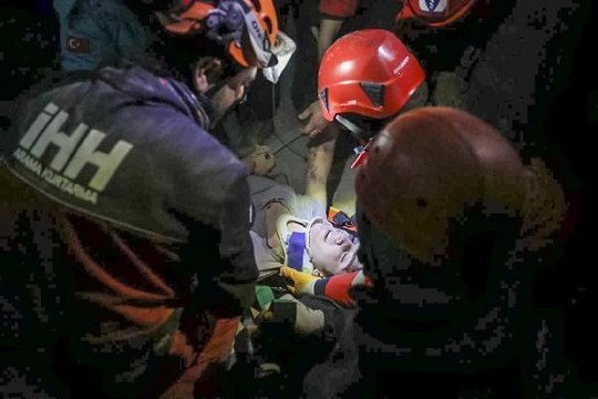 İHH 3 BİN 83 KİŞİLİK EKİBİYLE DEPREM BÖLGESİNDE GÖREV YAPIYOR