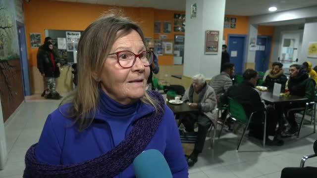 Voluntarios de un albergue de Granada cuidan y reconfortan a personas sin hogar