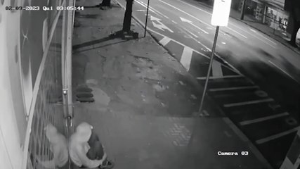 Vídeo mostra ladrão estilhaçando vidro de empresa em tentativa de furto