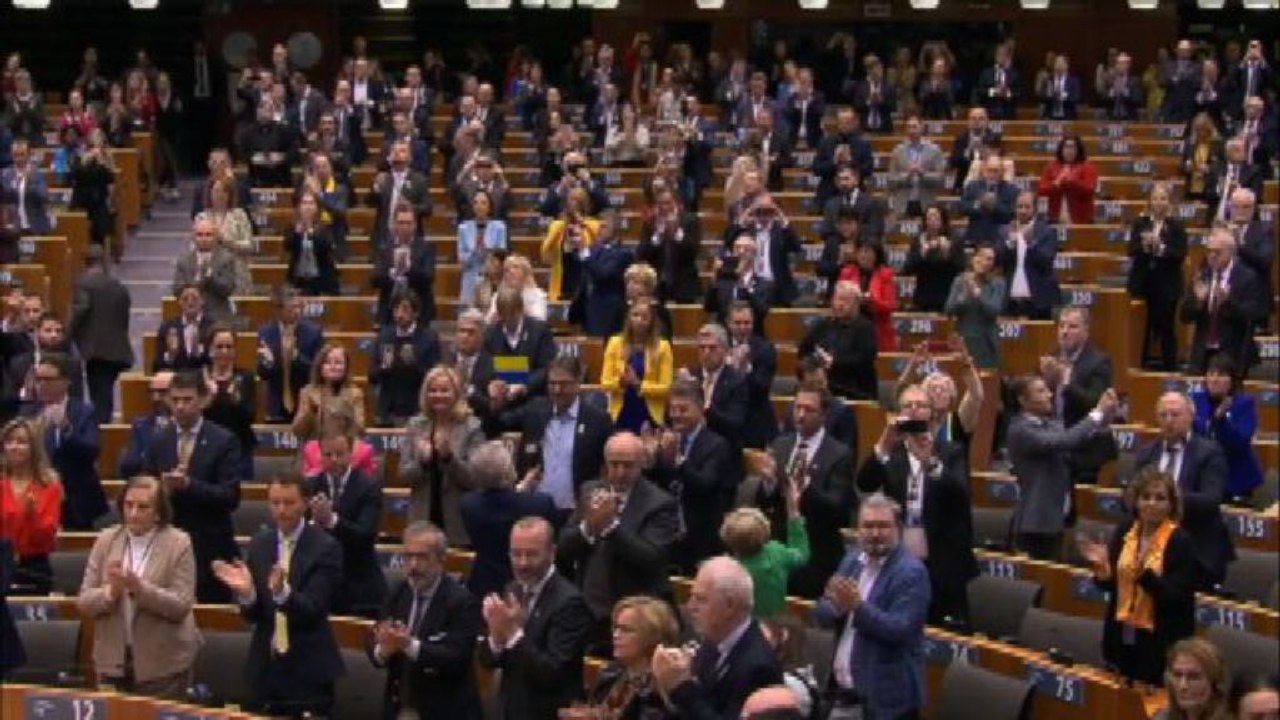Una doppia standing ovation per Zelensky all'Eu...