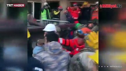 Anne, baba ve 3 çocuğu enkazdan çıkarıldı