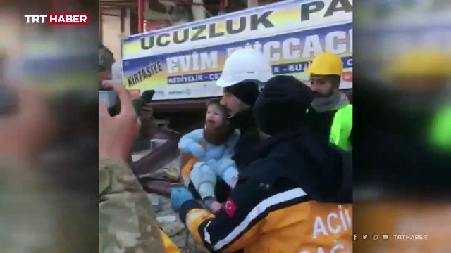 82'inci saatte mucize: Anne, baba ve 3 çocuğu enkazdan çıkarıldı