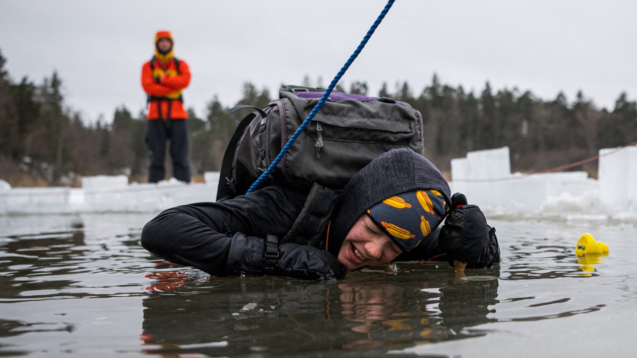 En Suède, les élèves se jettent dans l'eau à 1°C pour apprendre à survivre