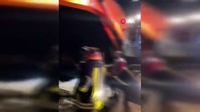 Afet bölgesine giden Türkeli itfaiyesi, tır yangınını büyümeden söndürdü