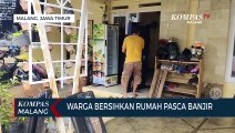 Warga Bersihkan Rumah Pasca Banjir Surut