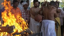 Antim Sanskar: हिन्दू धर्म में अंतिम संस्कार बेटा ही क्यों करता है, जानिए इसके पीछे का कारण Boldsky