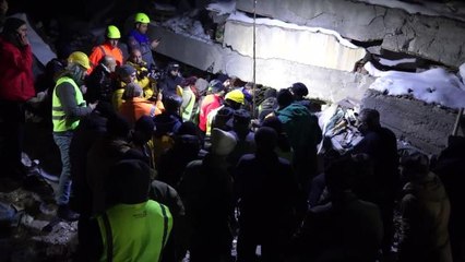 Gönüllülerin Deprem Bölgesindeki Arama Kurtarma Çalışmaları Devam Ediyor
