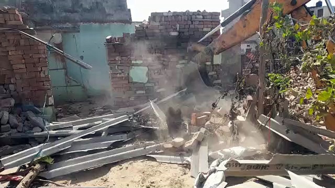 कार्रवाई...15 बीघा में बस रहीं तीन अवैध कॉलोनी...