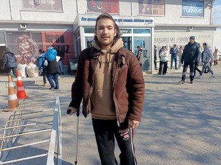 YÜRÜME ENGELLİ CEMAL, YARDIM MERKEZİNDE GÖNÜLLÜ ÇALIŞIYOR