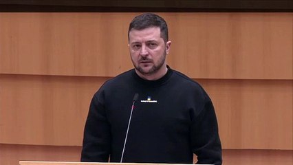 Bruxelles, Zelensky saluta con "Slava ucraina", l'assemblea risponde in ucraino e lui si commuove