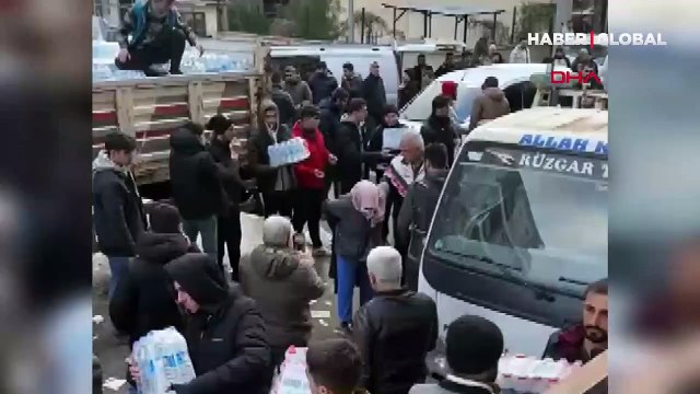 Bu görüntülere yürek dayanmaz! Yardım toplanan alan girdi, “Elimde sadece bu var” deyip görevliye uzattı