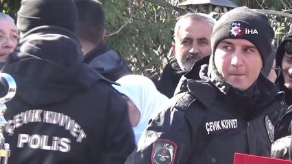 Cumhurbaşkanı Erdoğan'ı görmek için sımsıkı şekilde polise tutundu