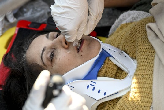 İki kardeş depremden 83 saat sonra enkazdan sağ çıkarıldı