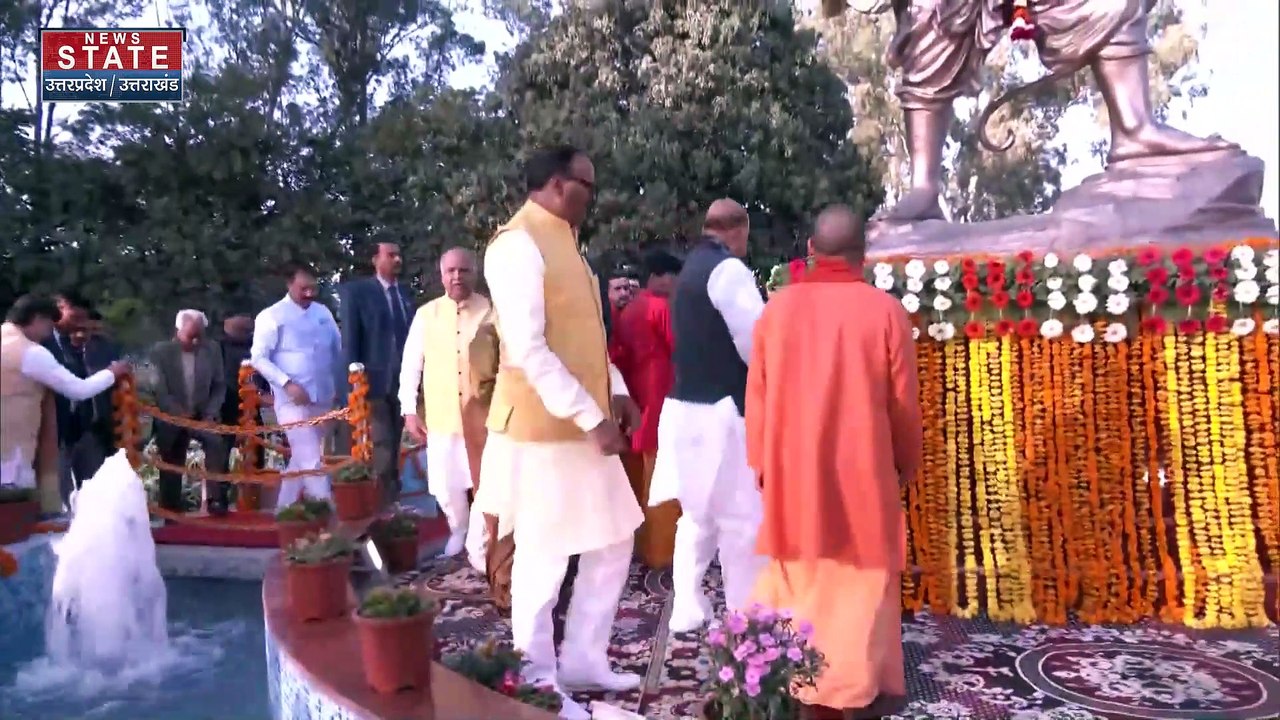 Uttar Pradesh News : लखनऊ में अमौसी एयरपोर्ट पर लक्ष्मण प्रतिमा का रक्षा मंत्री राजनाथ सिंह और CM योगी ने किया अनावरण