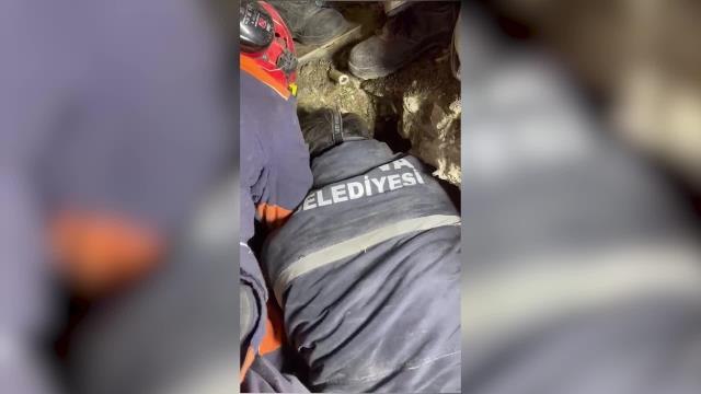 Hatay'da Enkaz Altından Kurtarılan Vatandaş Çıkar Çıkmaz Yakınlarını Sordu