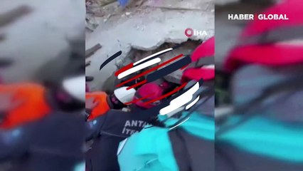 21 yaşındaki genç 84'üncü saatte enkazdan alkışlarla çıkarıldı