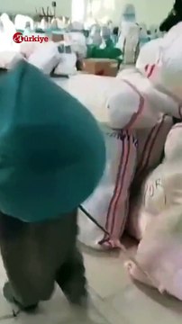 Yaşlı Teyze Depremzedeler İçin Sırtında Yardım Çuvalı Taşıdı #deprem #kahramanmaraş #shorts