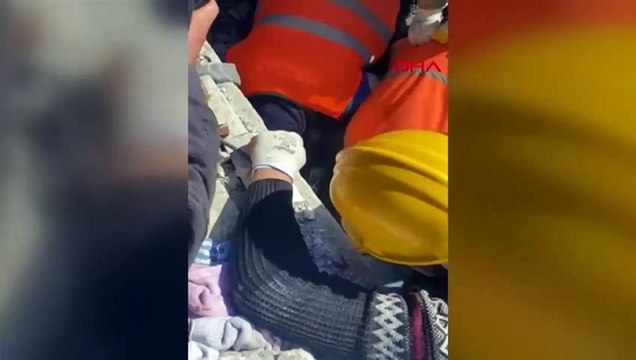 Hatay'da 8 gönüllü enkazı elleri ile kazarak 5 yaşındaki çocuğu kurtardı