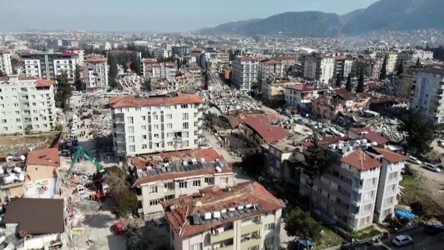 Yıkılan binalarda arama kurtarma çalışmaları devam ediyor