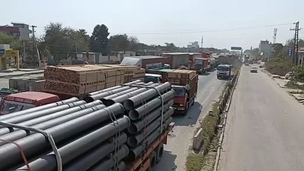 दिल्ली-जयपुर नेशनल हाईवे पर दस किलोमीटर का जाम लोग होते रहे परेशान ,देखे वीडियो