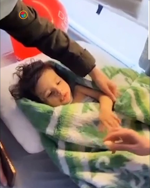 "خرج من تحت أنقاض سوريا.. "مصراوي" ينشر فيديو جديد لـ"طفل الموزة