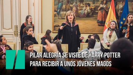 Pilar Alegría se viste de Harry Potter para recibir a unos jóvenes magos