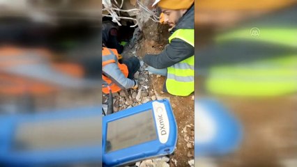 ENKAZ ALTINDA KALAN ANNE VE 4 YAŞINDAKİ KIZI, 86 SAAT SONRA KURTARILDI