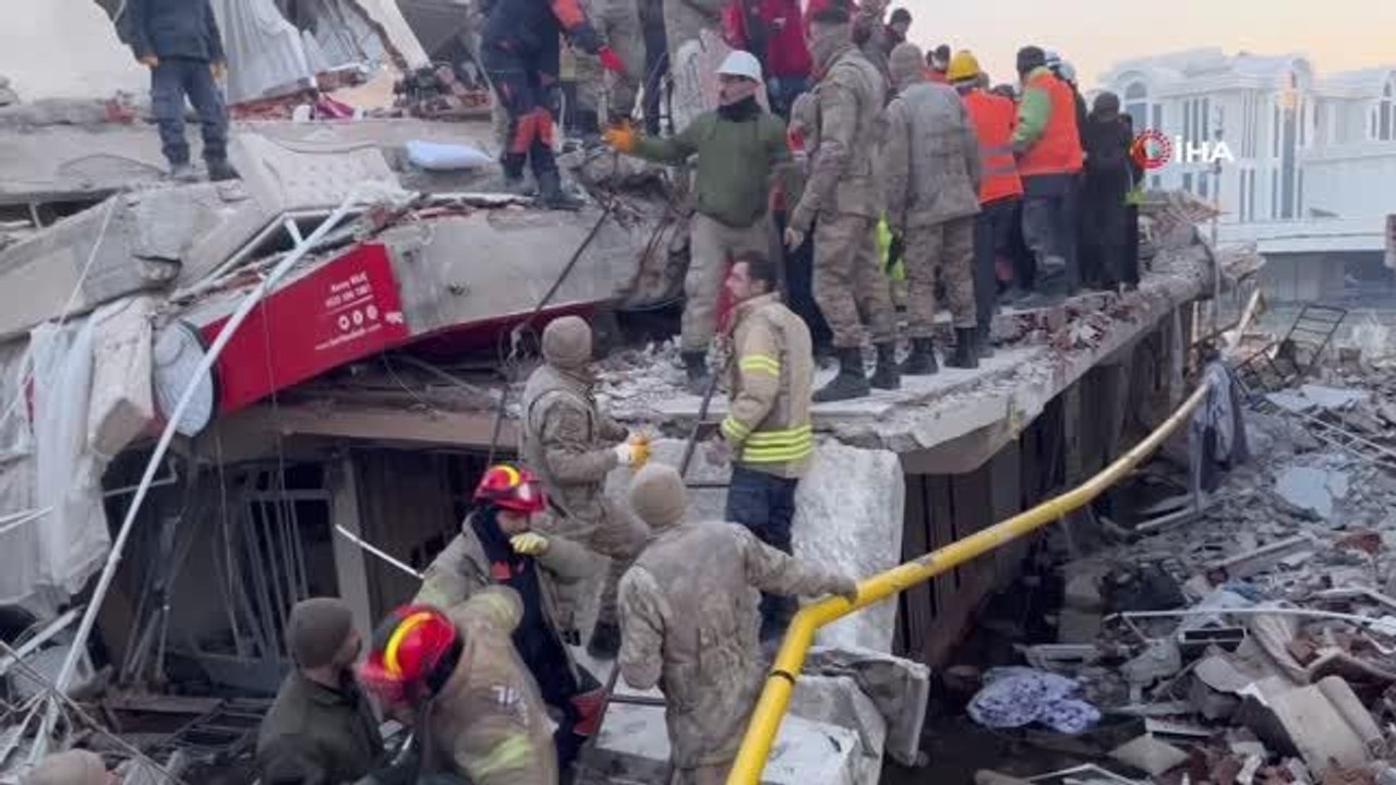 86 saat sonra önce oğlu sonra annesi kurtarıldı