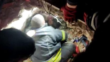 ENKAZ ALTINDA KALAN ANNE VE KIZI 86'NCI SAATTE SAĞ ÇIKARILDI