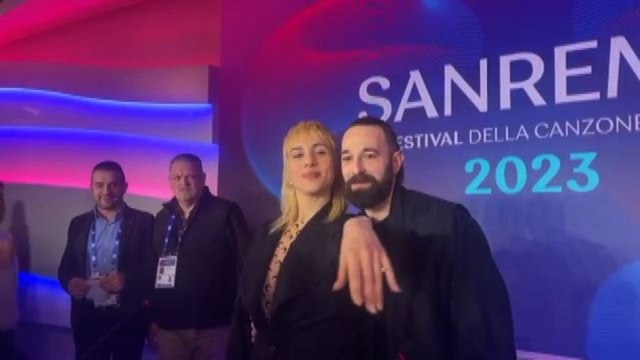 Sanremo, i Coma_Cose: ci sposiamo , California mostra l'anello