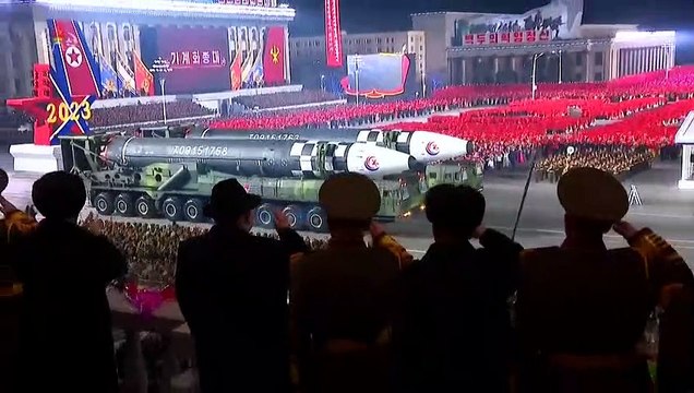 Coreia do Norte exibe aparatos militares no aniversário das Forças Armadas