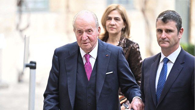 GALA VIDEO - PHOTO - Juan Carlos et sa fille Cristina à Paris : nouvelle apparition remarquée pour le roi déchu
