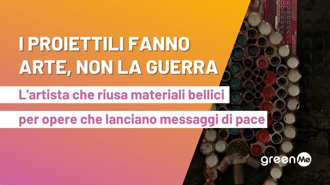 I proiettili fanno arte, non la guerra. L'artista che riusa materiali bellici per opere che lanciano messaggi di pace