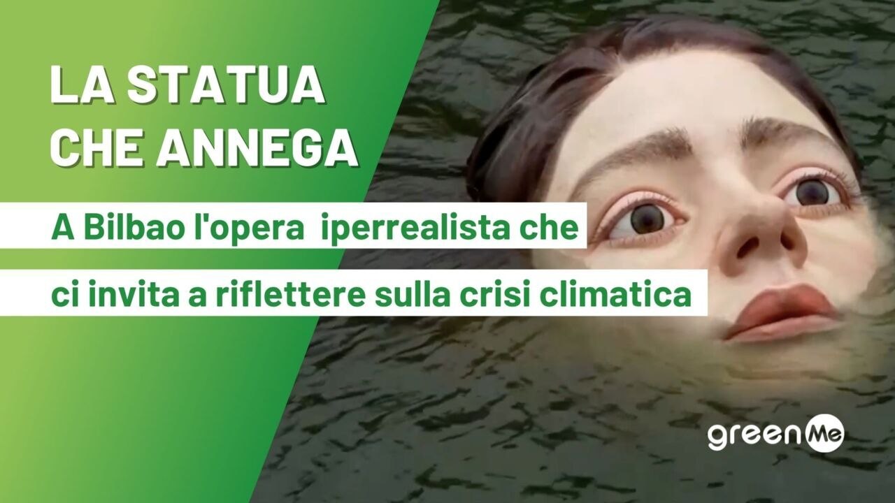 La statua che annega. A Bilbao l'opera  iperrealista che ci invita a riflettere sulle conseguenze della crisi climatica