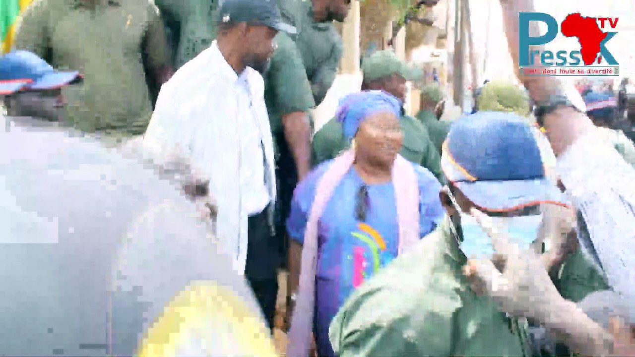 Les images choquantes de Sonko gazé à sa sortie de la mairie de Patte d’Oie