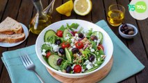 Salade aux pois chiches, fêta, roquettes et olives noires