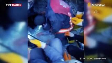 Malatya'da 2 kardeş kedileriyle birlikte enkazdan 82 saat sonra kurtarıldı