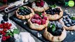 Tartelettes rustiques à l'amande, fraises, framboises, mûres et myrtilles