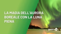 La magia dell'aurora boreale con la luna piena