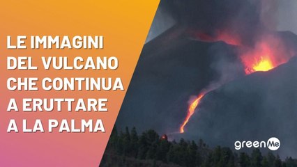 Le immagini del vulcano che continua a eruttare mentre divampano gli incendi