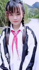 Clip: Phúng Phính quay clip mặc áo đồng phục, thoe h