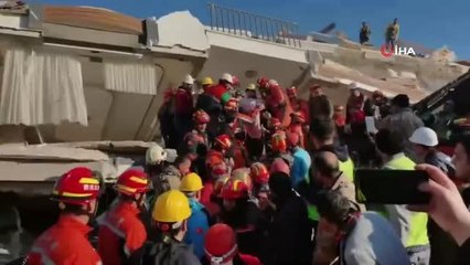 Çinli ekip, bir kişiyi enkazdan sağ çıkardı