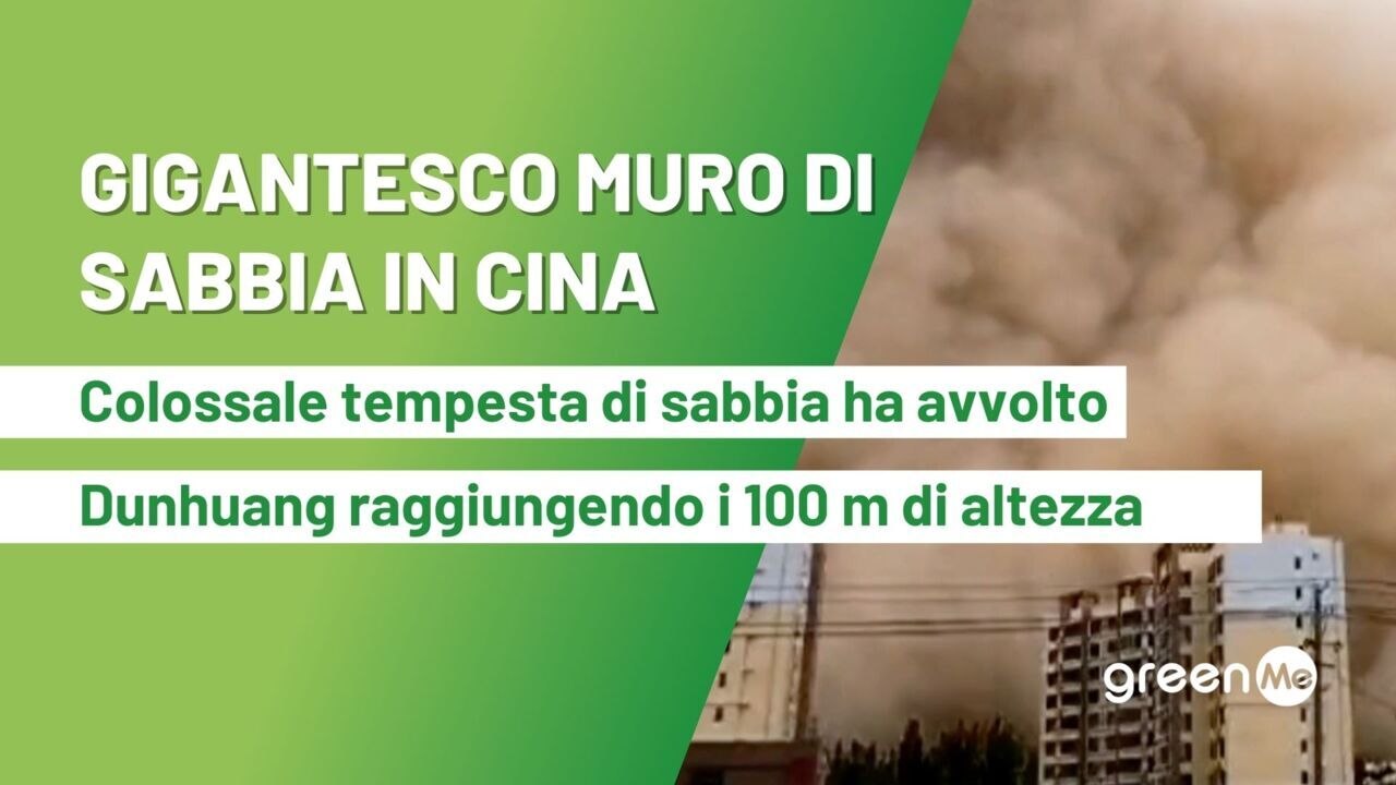 Gigantesco muro di sabbia in Cina, colossale tempesta di sabbia ha avvolto Dunhuang raggiungendo i 100 m di altezza